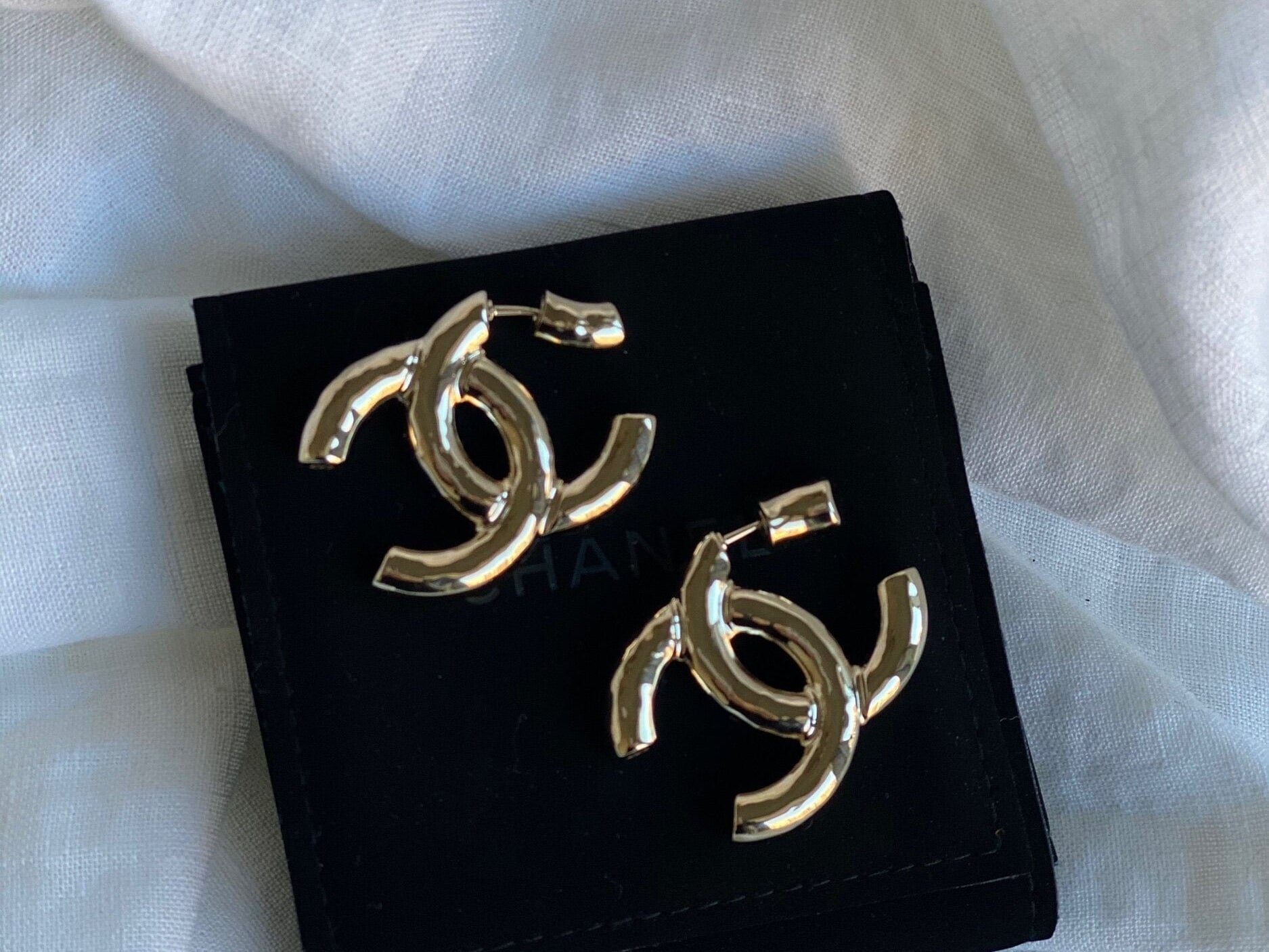 CHANEL Earrings 22C CC Earrings Light Gold - Redeluxe