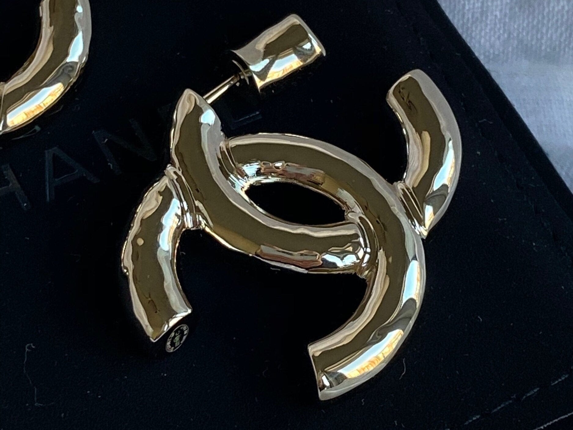 CHANEL Earrings 22C CC Earrings Light Gold - Redeluxe