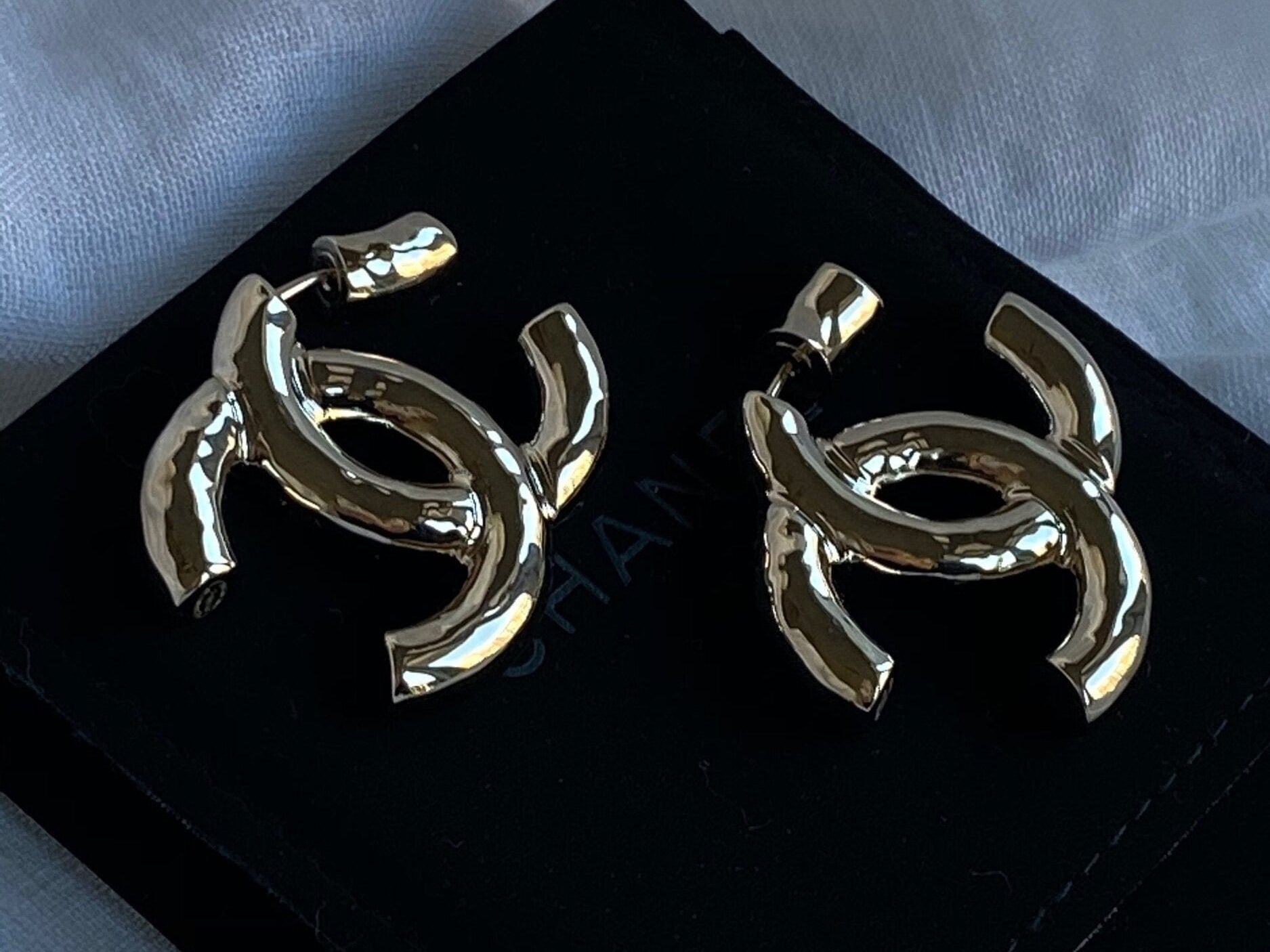 CHANEL Earrings 22C CC Earrings Light Gold - Redeluxe