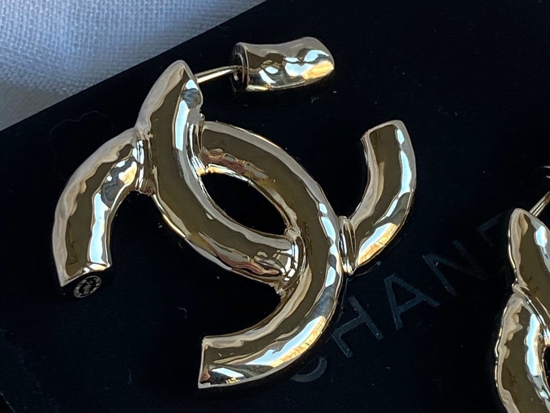 CHANEL Earrings 22C CC Earrings Light Gold - Redeluxe