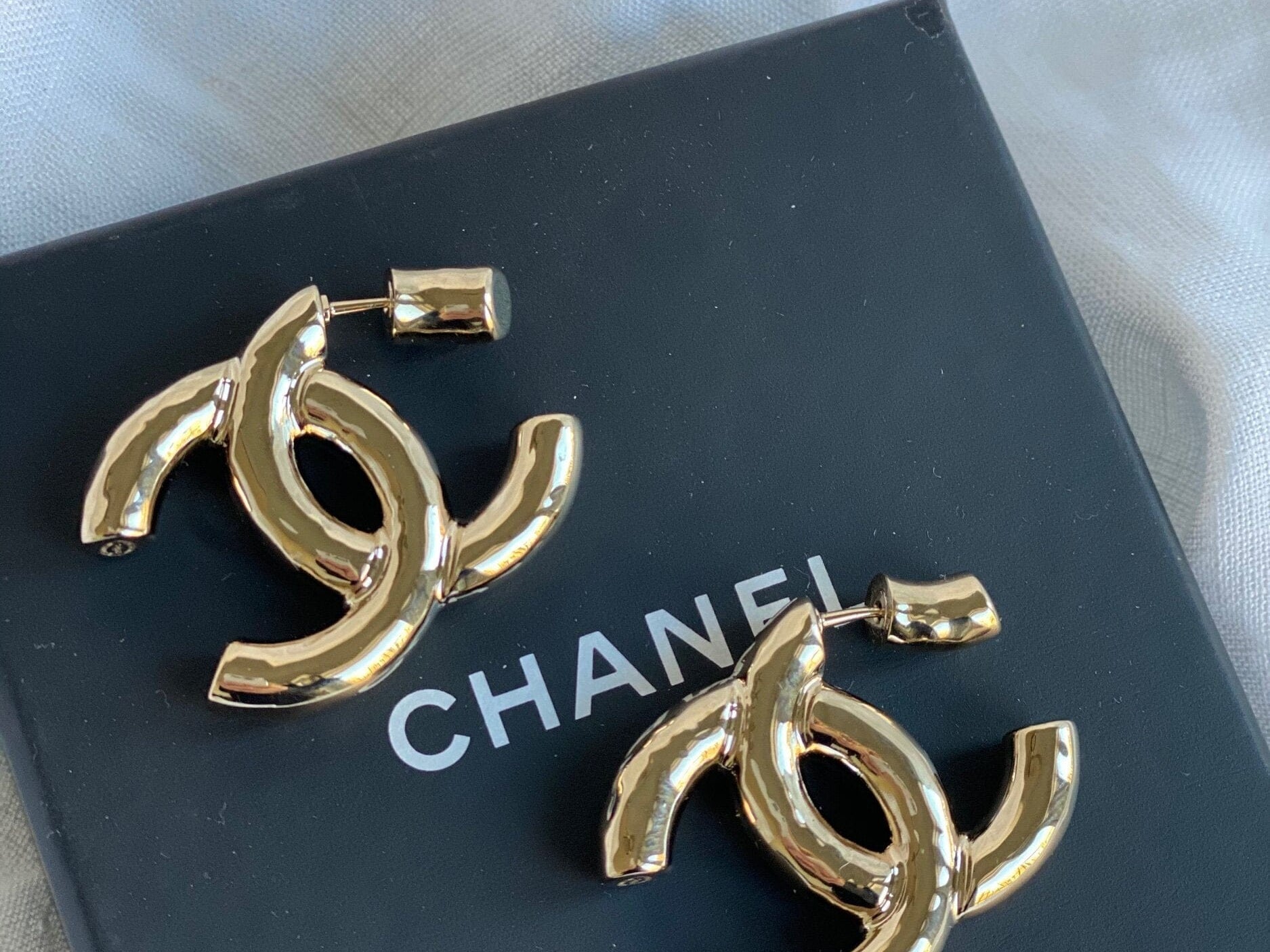 CHANEL Earrings 22C CC Earrings Light Gold - Redeluxe