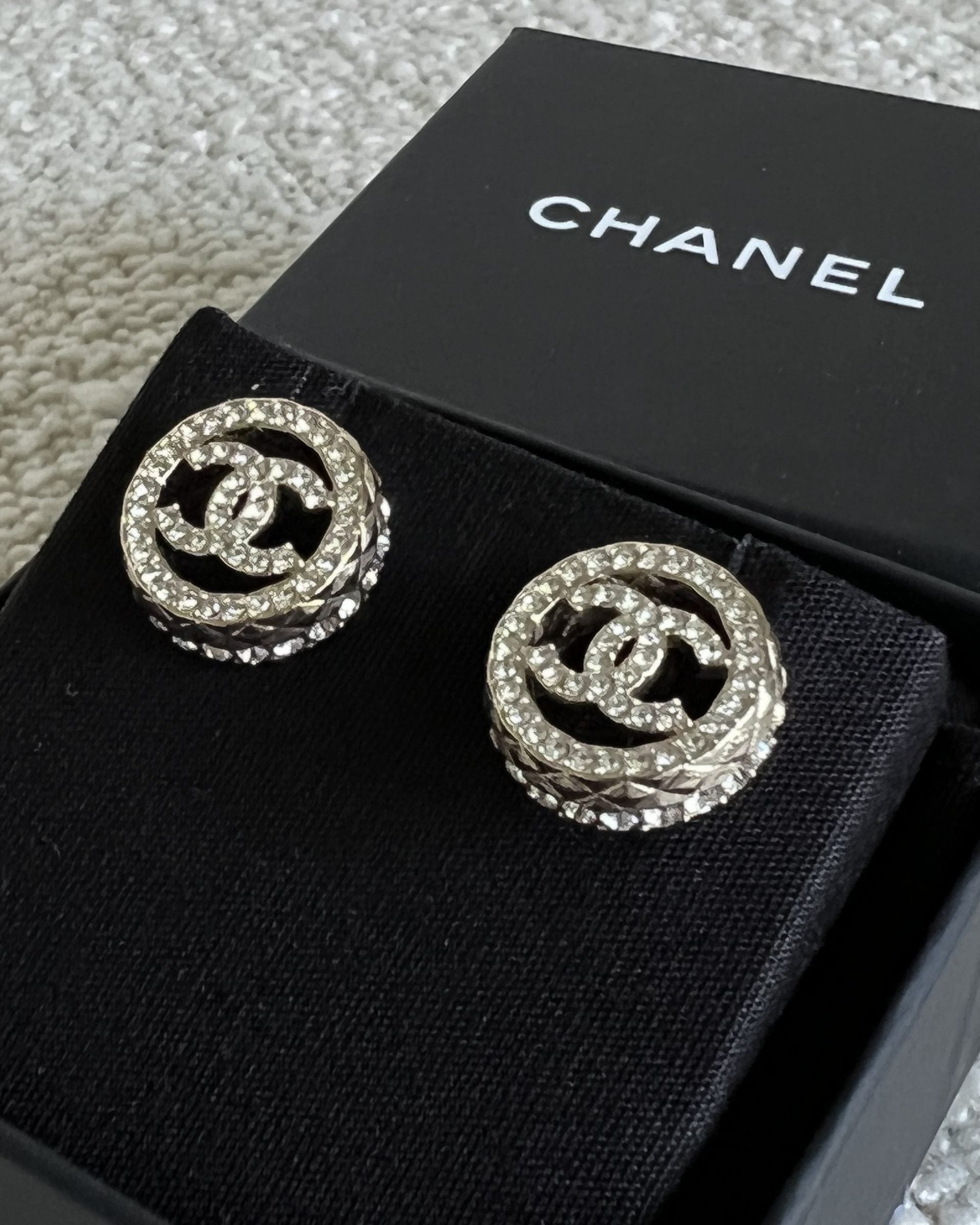 CHANEL Earrings Chanel Interlock CC Ligh Gold - Redeluxe