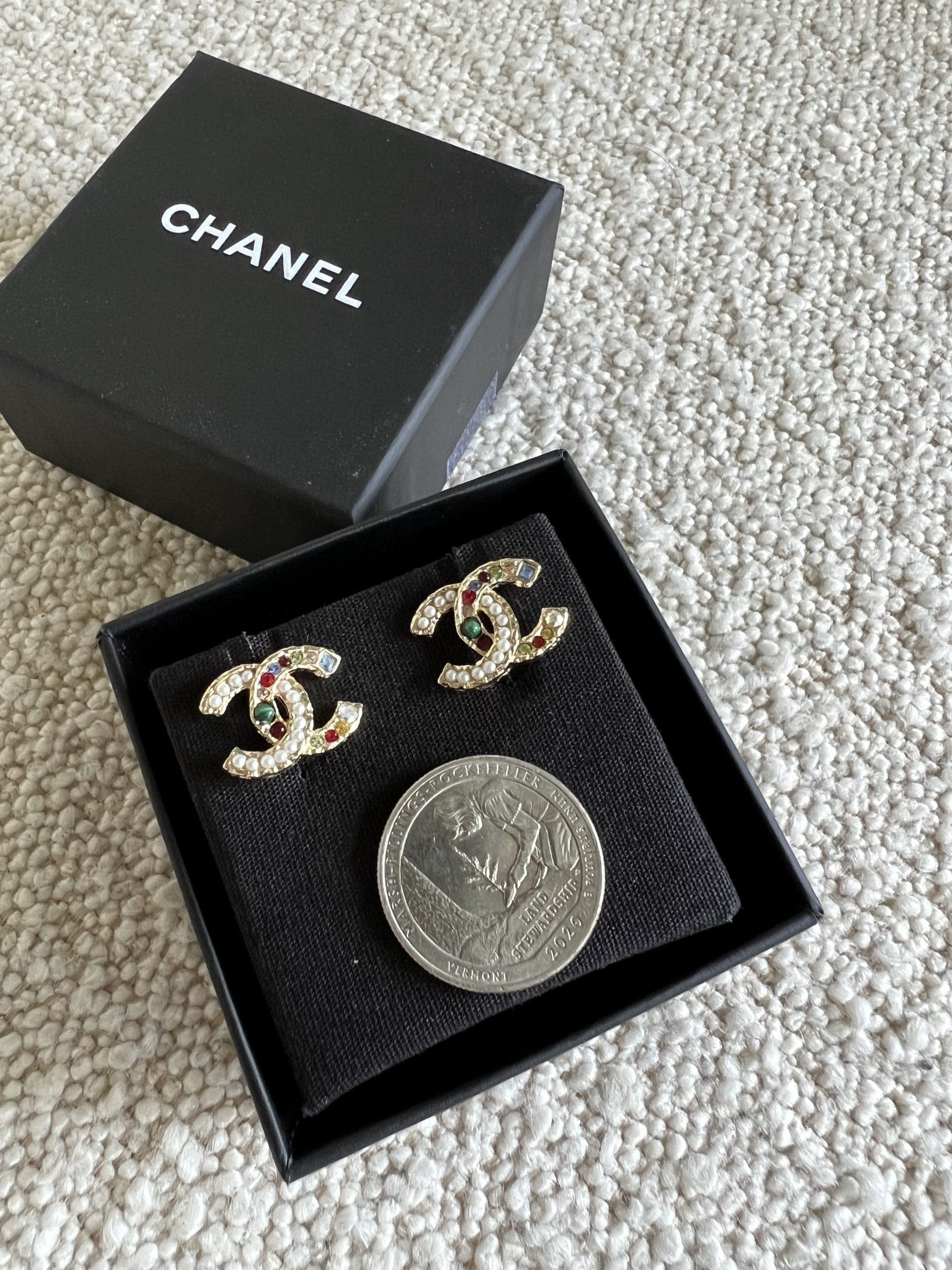 Chanel Silver CC Earrings – THE CLOSET