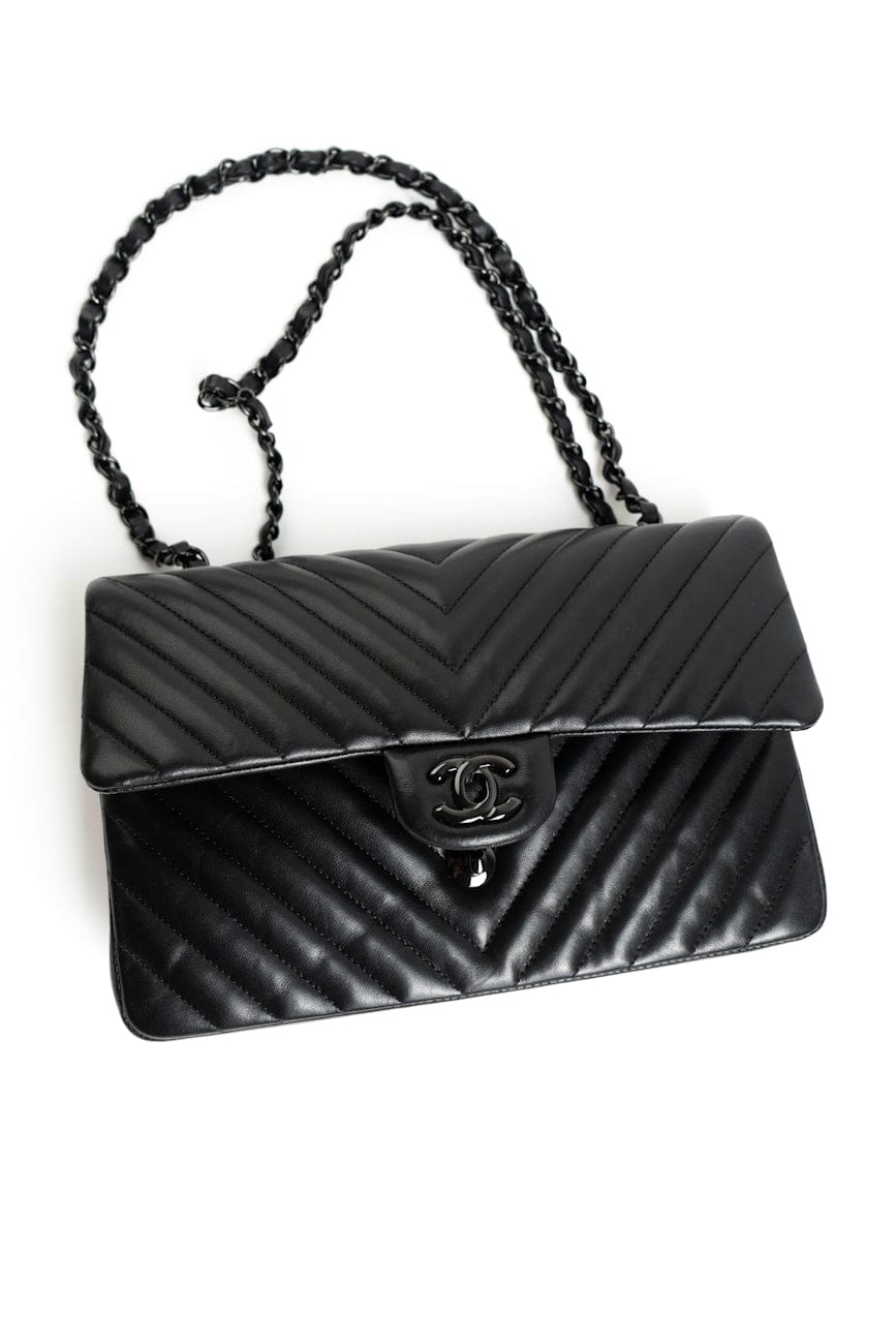 Chanel so discount black chevron medium