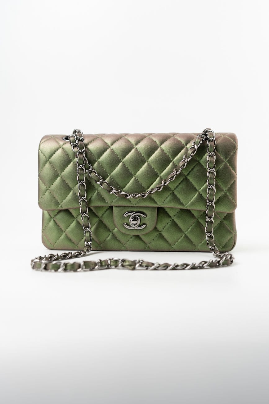 Chanel iridescent lambskin online quilted bag