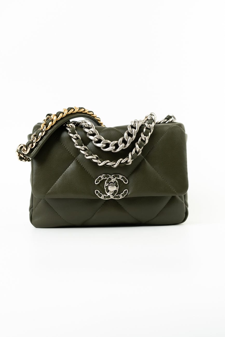 Chanel 19 discount flap bag green