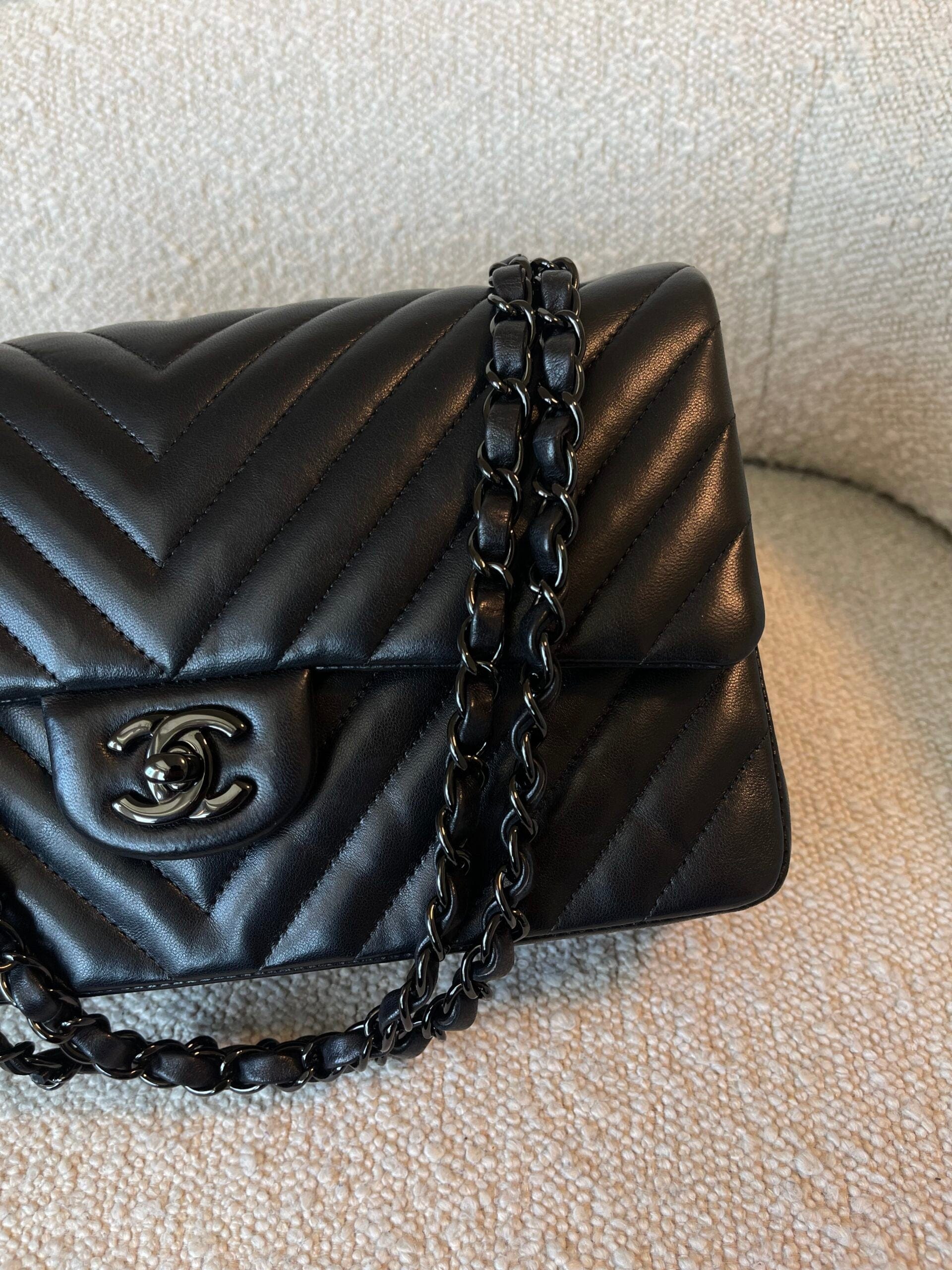 So Black Lambskin Chevron Medium Classic Flap REDELUXE