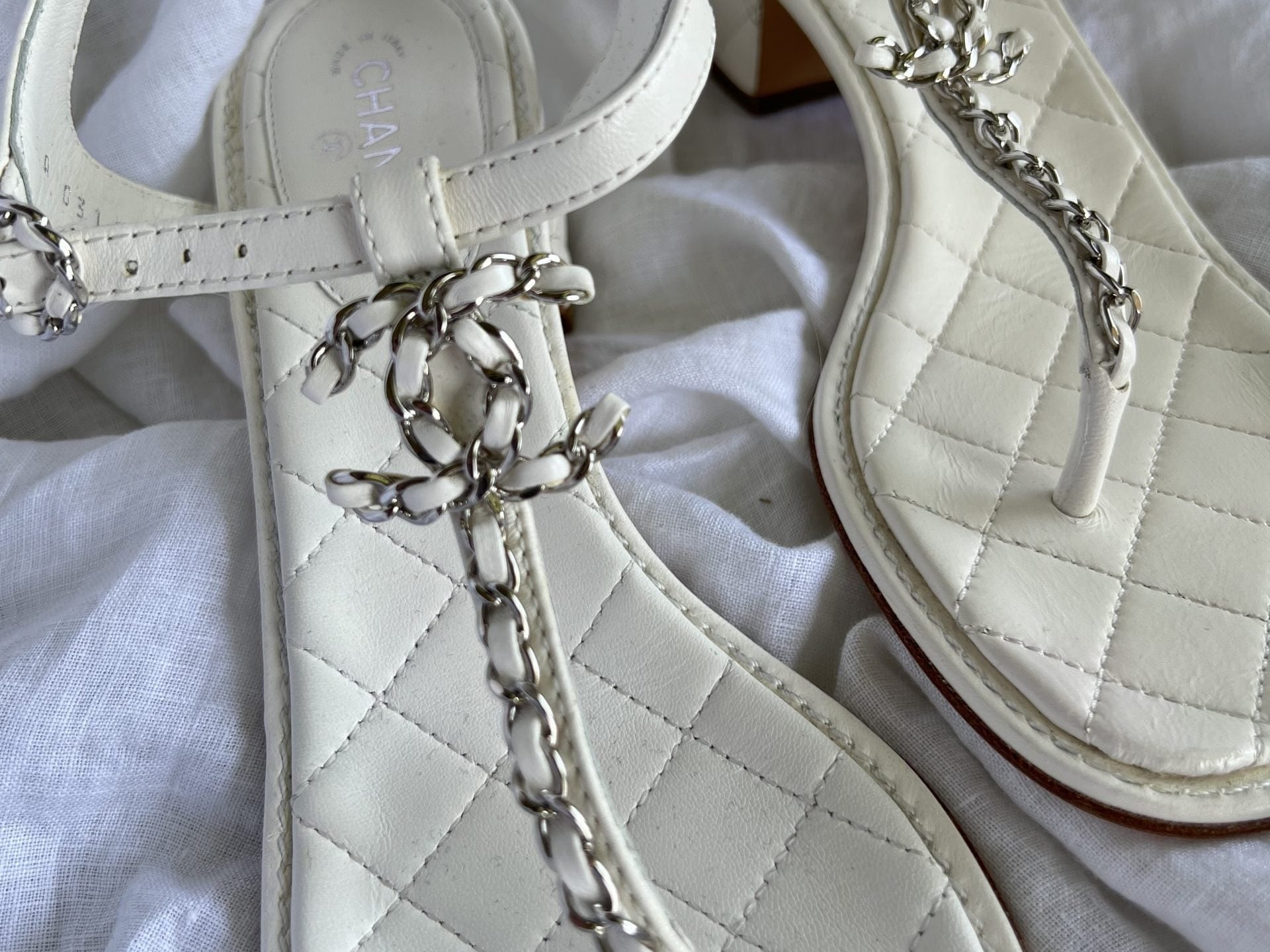 CHANEL Sandals White Chanel White Quilted Leather Sandals - 38 1/2 - Redeluxe