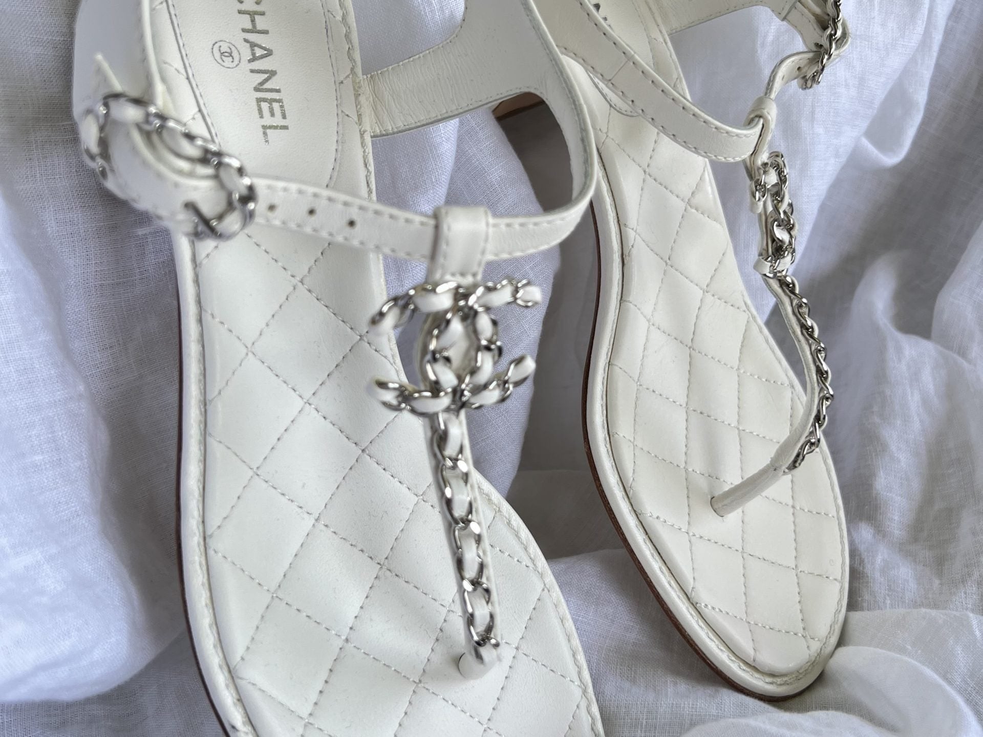 CHANEL Sandals White Chanel White Quilted Leather Sandals - 38 1/2 - Redeluxe