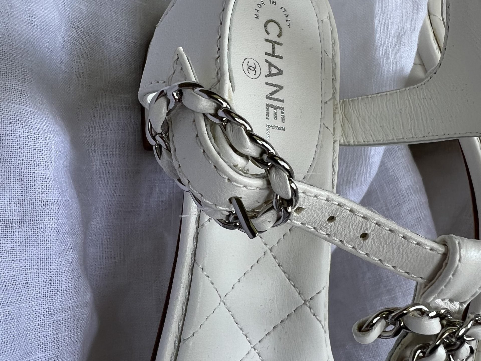 CHANEL Sandals White Chanel White Quilted Leather Sandals - 38 1/2 - Redeluxe