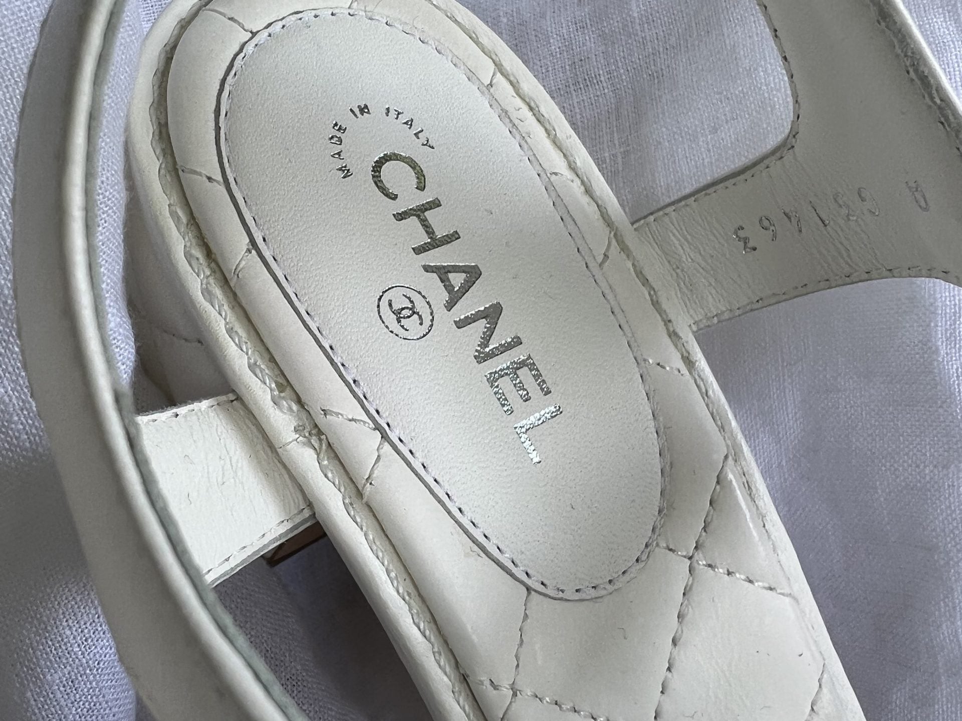 CHANEL Sandals White Chanel White Quilted Leather Sandals - 38 1/2 - Redeluxe