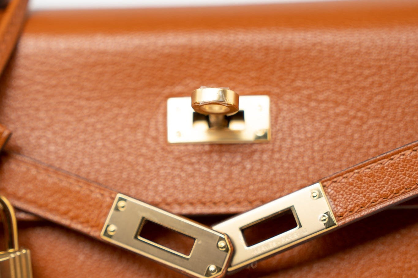 Hermes Handbag Brown Kelly 25 Pain d’Epice Chèvre Mysore Goatskin Gold Plated Hardware Y Stamp - Redeluxe