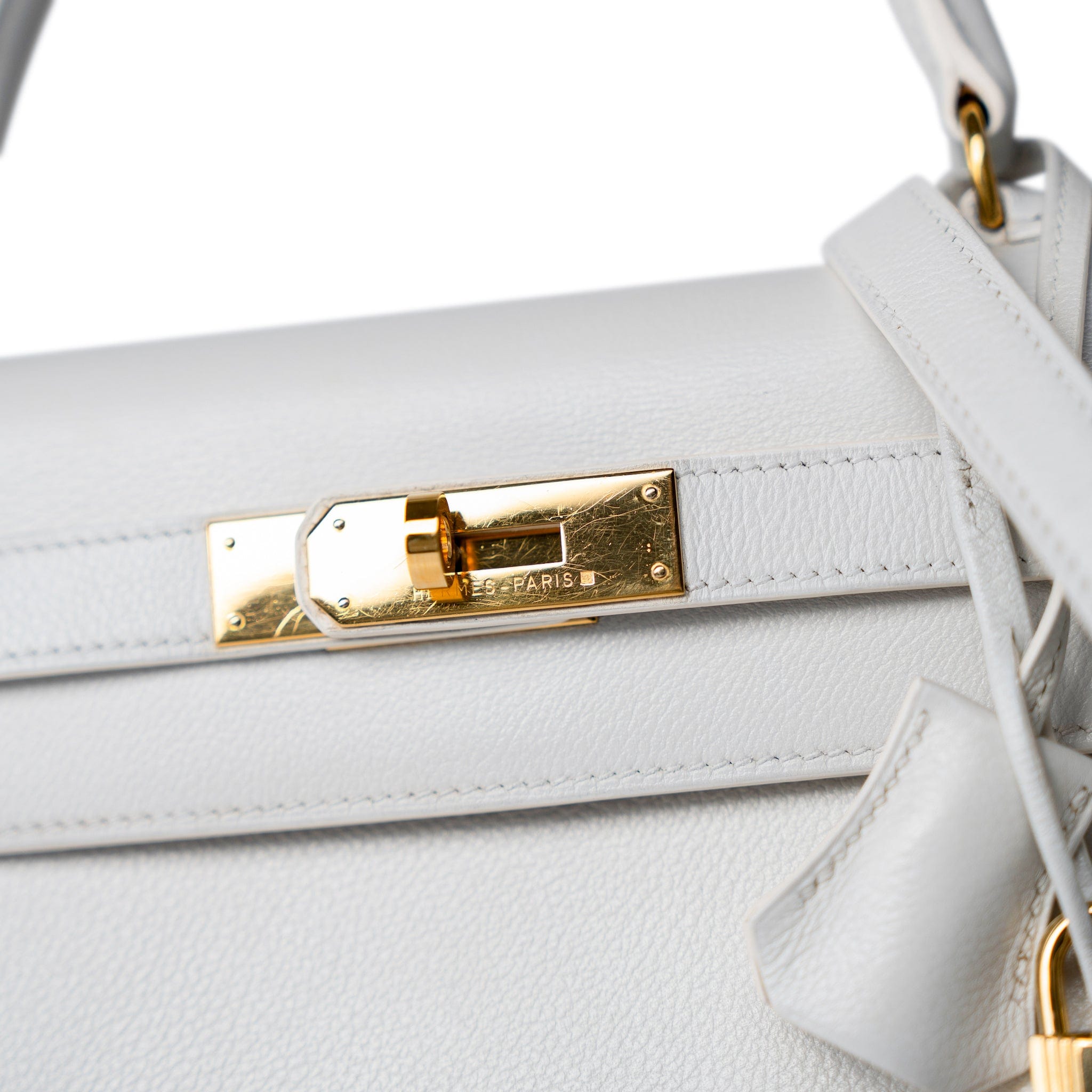 Hermes Handbag Kelly / White Kelly Sellier 28 White Veau Graine Gold Plated W Circle Stamp - Redeluxe